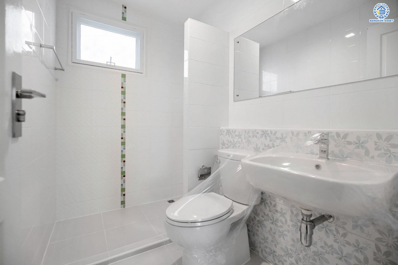 บ้านเดี่ยวมือสอง จากแบรนด์ LH โครงการ ชัยพฤกษ์ วัชรพล หลังใหญ่ เนื้อที่ 55.4 ตร.ว. ฟังก์ชัน 3 ห้องนอน 3 ห้องน้ำ จอดรถได้ 2 คัน พร้อม Facilities ครบครัน บนทำเลเดินทางสะดวก ติดถนนสุขาภิบาล5 เชื่อมต่อหลายเส้นทาง ใกล้ทางด่วน "ฉลองรัช" และรถไฟฟ้าสายสีเขียว "สถานีสายหยุด"